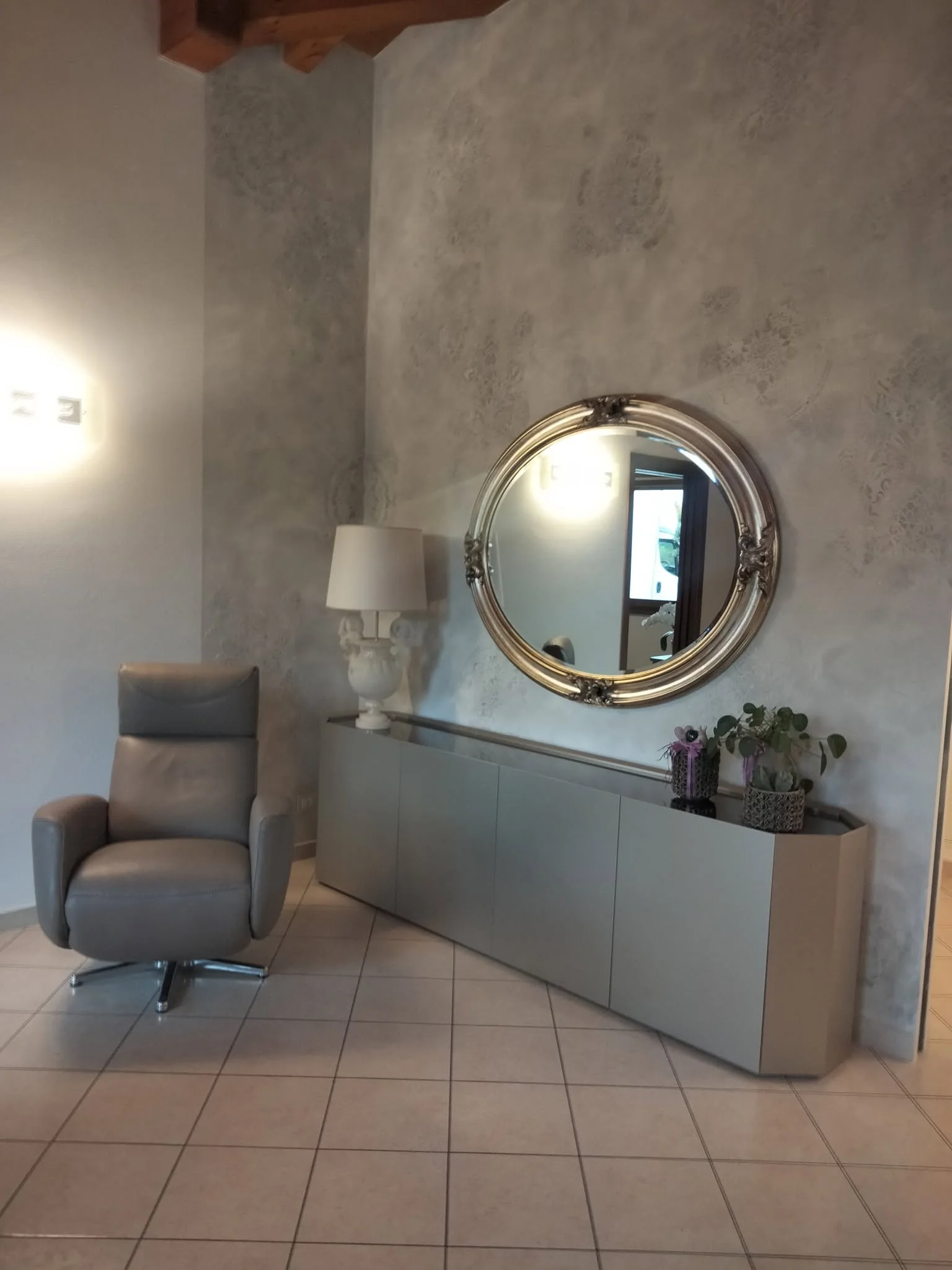 Ingresso con poltrona, madia e specchio tondo
